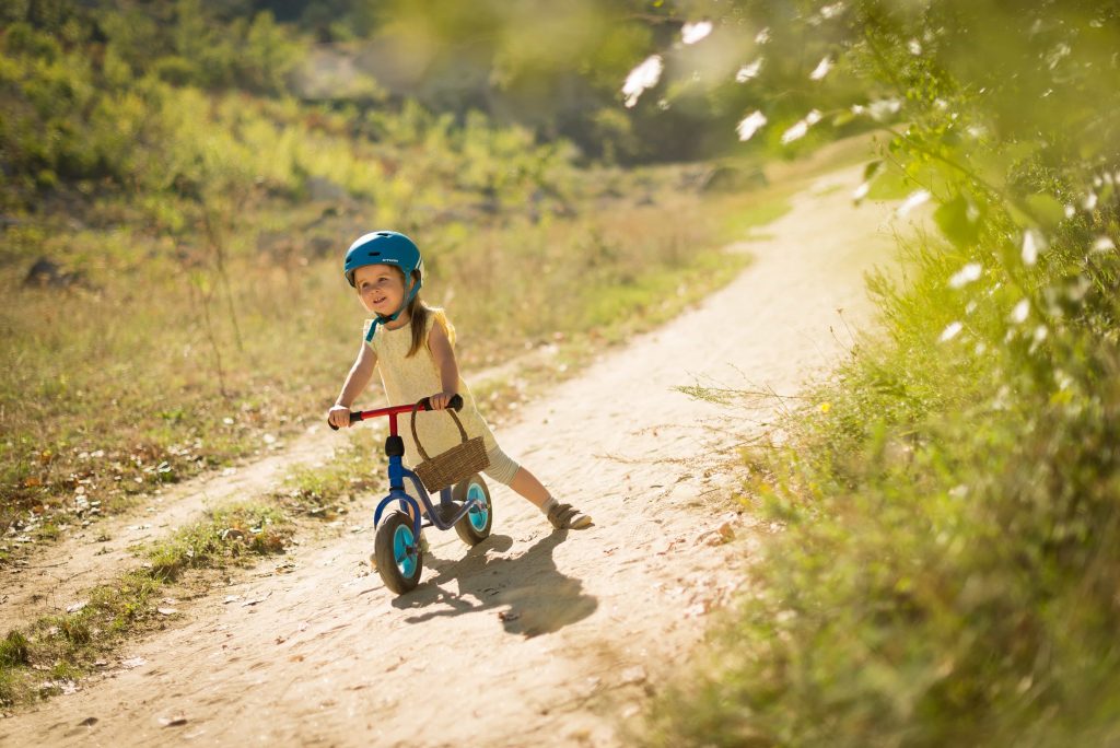 Criança a andar de bicicleta